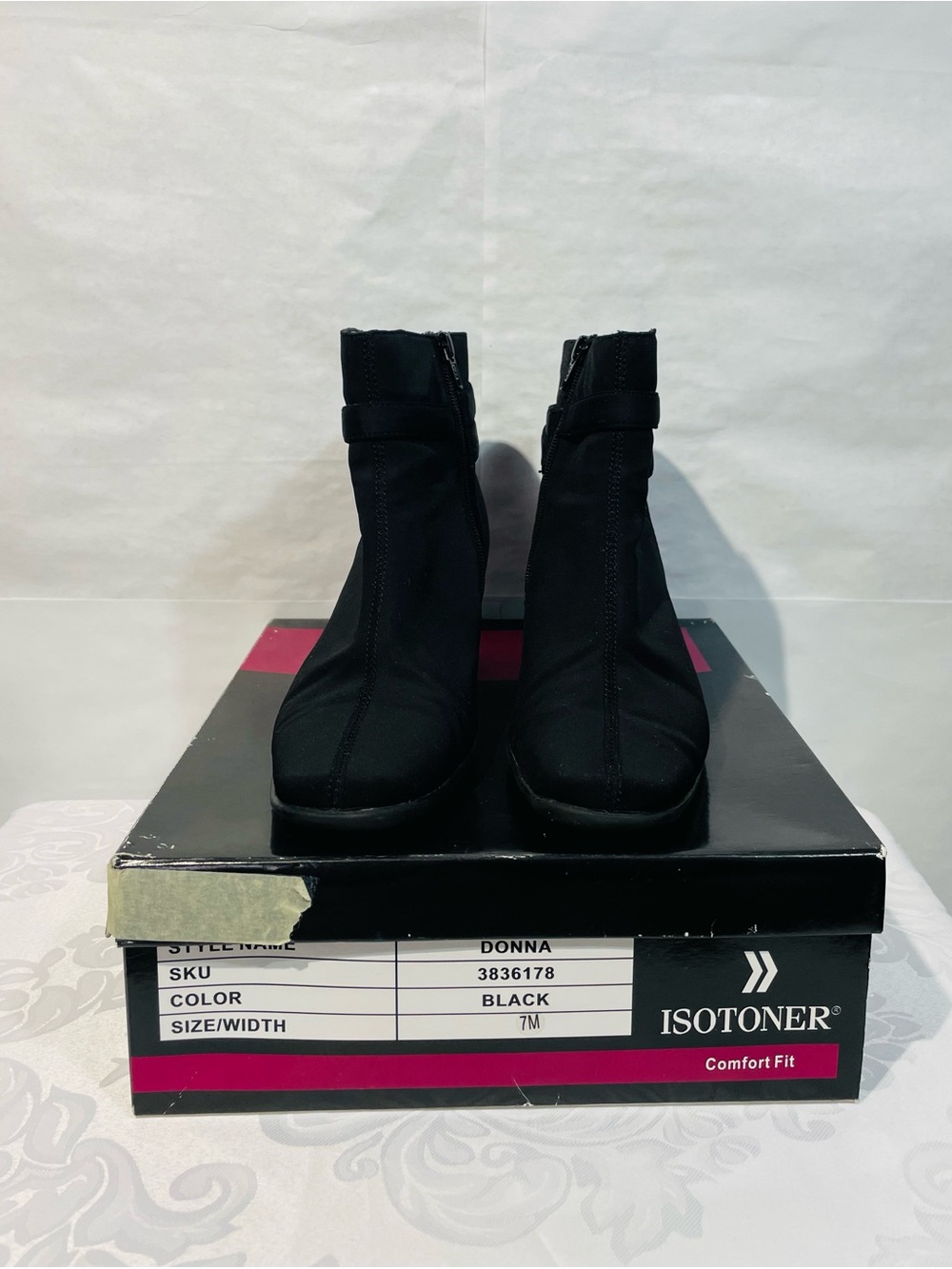 Isotoner Donna 7M Black boots with Side Zip Detail GUC